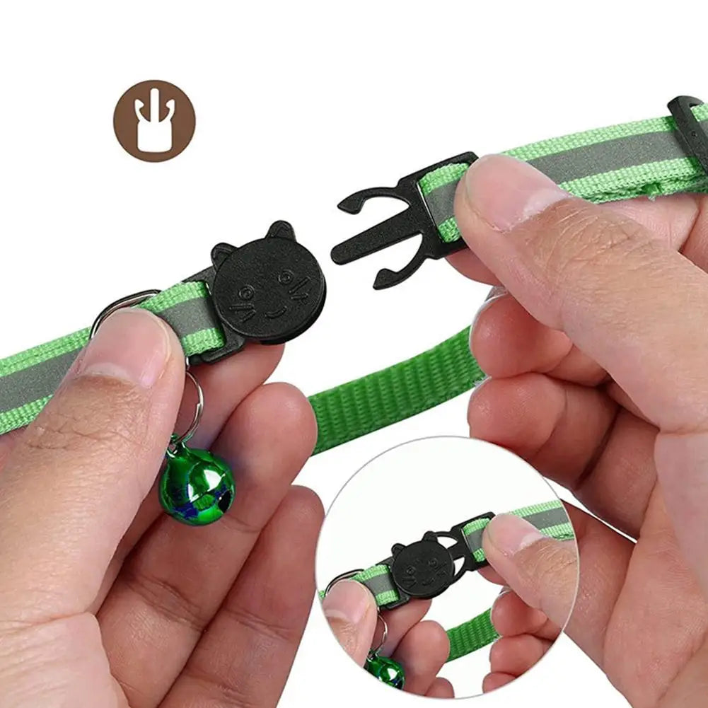 Collar Reflectante para Gatos con Funda para AirTag — Cascabel, Colgante de Dirección y Huellas